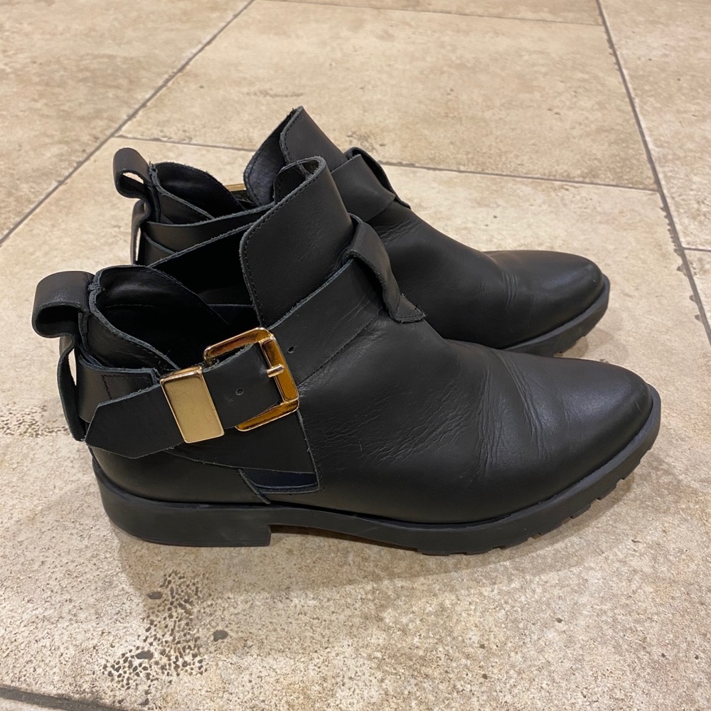Musta ankle boots